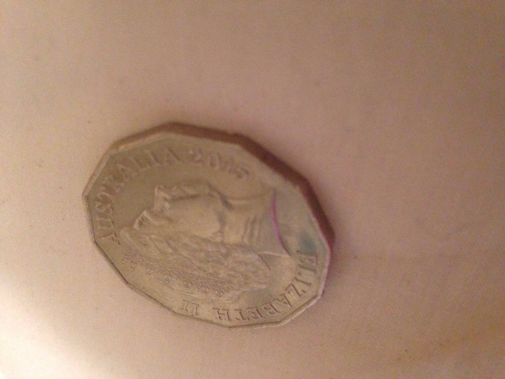 Aussie-2015-50c---Queen-Has-Gills-Or-Knife-Cuts?